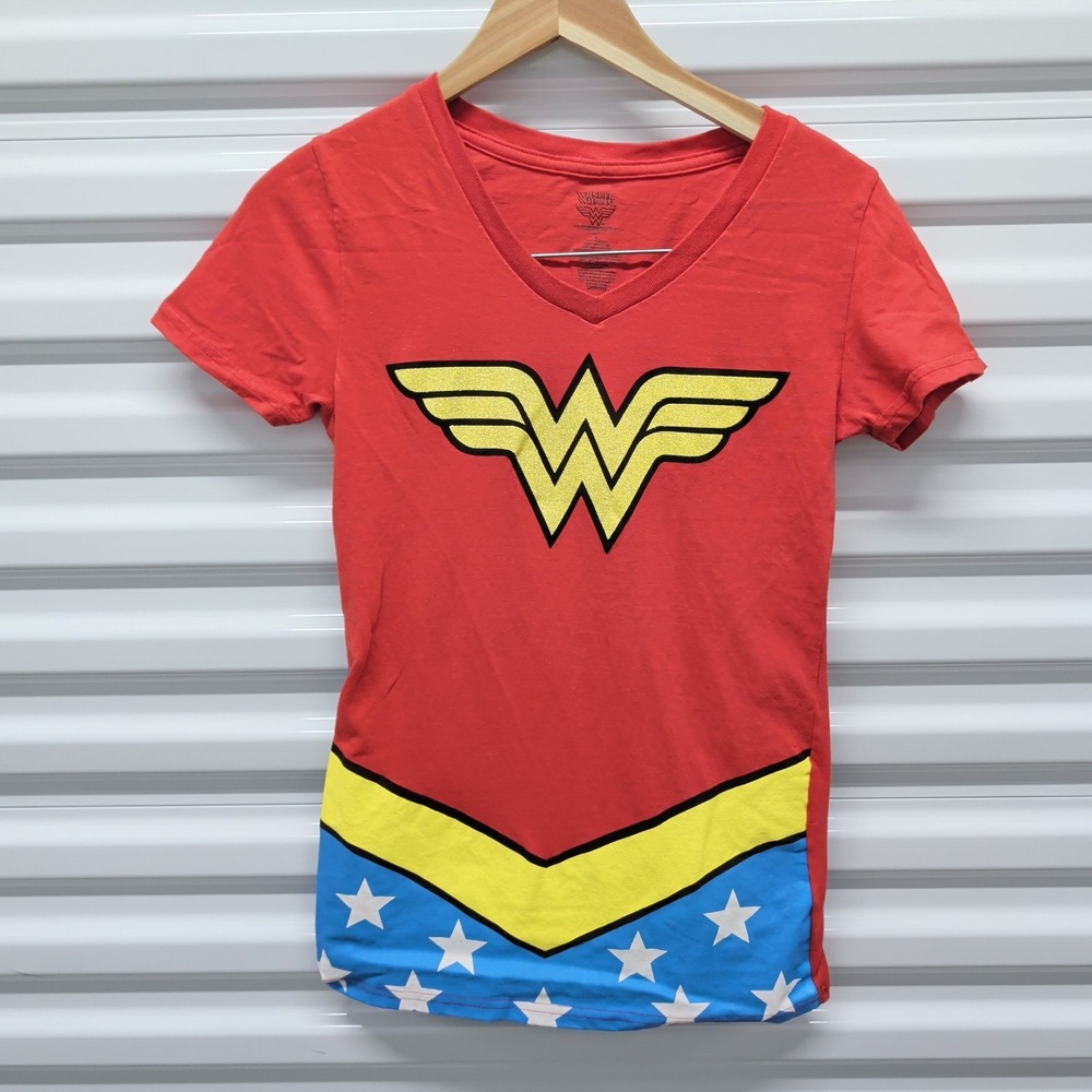 Wonder Woman Size L Red Costume T-Shirt with Detachable Blue Cape DC Comics Logo